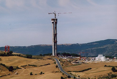 Une pile en juillet 2003. Sur la route, vous voyez notamment une camionnette type trafic, pour donner l'échelle...